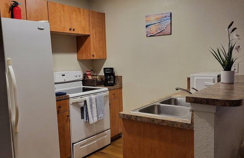 Riviera Beach House | Charming 2-bedroom townhome with AC and WiFi in Riviera Beach