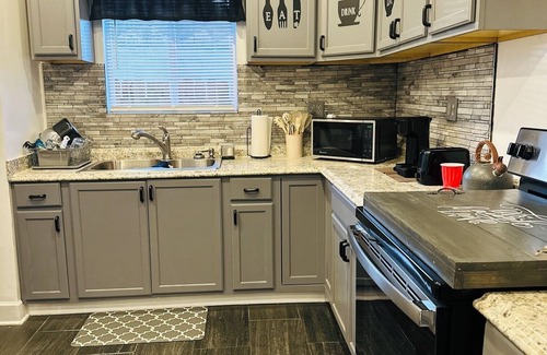 Warner Robins House | Charming 2-bedroom house with WiFi, AC in pleasant Warner Robins