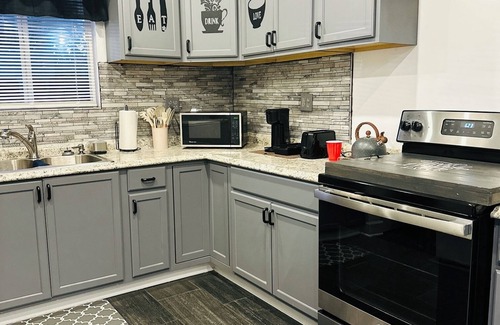 Warner Robins House | Charming 2-bedroom house with WiFi, AC in pleasant Warner Robins