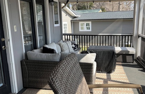 Inman House | Charming 2-bedroom, 1.5-bath lake house on peaceful Lake Bowen in Inman, SC.