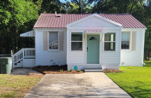 Columbia House | Charming 2-Bedroom, 1-Bath bungalow