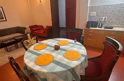 Taltala Apartment | Charming 2-bedroom, 2 bath apartment in Central Kolkata with WiFi, AC, Kitchen