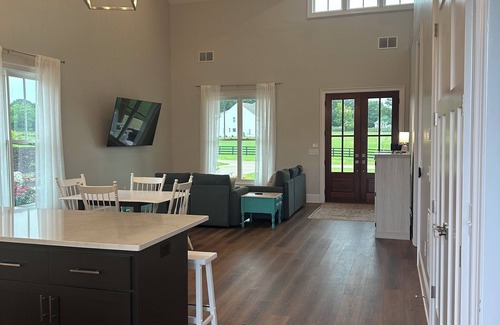 Bishop House | Charming 2-bedroom 2-bath house in Bishop - walk to the UGA equestrian complex