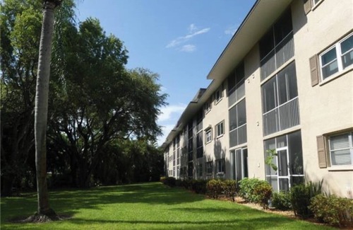 Naples Condo | Charming 2-bedroom, 2 bathroom condo with WiFi, AC in South Naples with lanai
