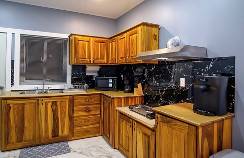Half Moon Bay Apartment | Charming 2-bedroom, 3 bed apartment, AC, WiFi, free parking in lovely West End