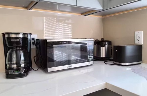 North Central House | Charming 2-bedroom/3 bathrooms unit in Pasadena with central AC