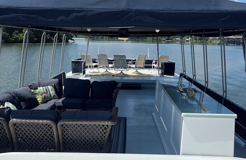 Mount Juliet Boat Rental | Charming 2-bedroom 80’ Houseboat with AC, WiFi in enchanting Mt. Juliet