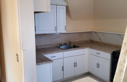 Plainfield Apartment | Charming 2-bedroom apartment in nice Historic Plainfield with WiFi, AC.