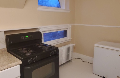 Plainfield Apartment | Charming 2-bedroom apartment in nice Historic Plainfield with WiFi, AC.