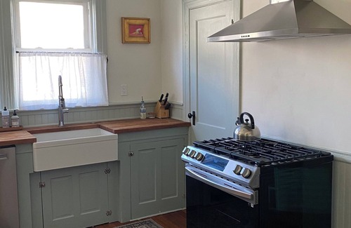 Blackstone Apartment | Charming 2 bedroom apartment with off-street parking