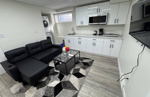Transcona Apartment | Charming 2-bedroom apartment in wonderful Devonshire area of Winnipeg with WiFi