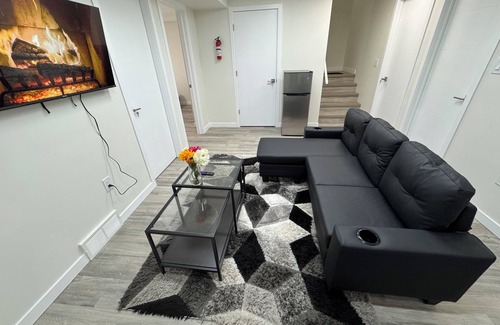 Transcona Apartment | Charming 2-bedroom apartment in wonderful Devonshire area of Winnipeg with WiFi