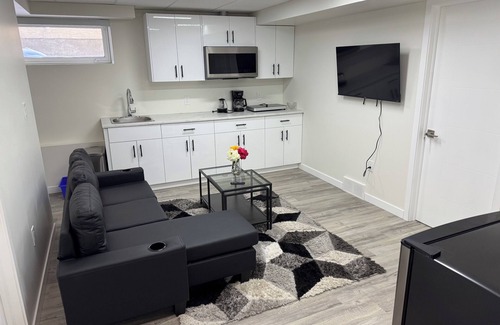 Transcona Apartment | Charming 2-bedroom apartment in wonderful Devonshire area of Winnipeg with WiFi
