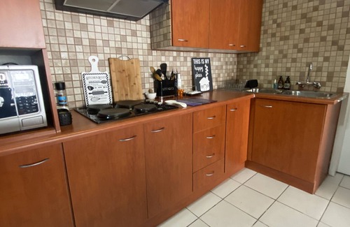 Pretoria Apartment | Charming 2-bedroom apartment in leafy Pretoria with Unlimited WiFi just off R21