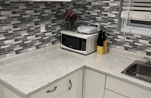 Walkerville Apartment | Charming 2-bedroom apartment with AC, WiFi in Windsor