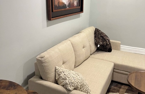 Walkerville Apartment | Charming 2-bedroom apartment with AC, WiFi in Windsor