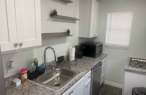 South Central Houston Apartment | Charming 2-bedroom apartment with WiFi, AC in enchanting Houston.