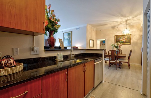 Lantana Apartment | Charming 2-bedroom apartment with AC, fitness room in brilliant Lantana
