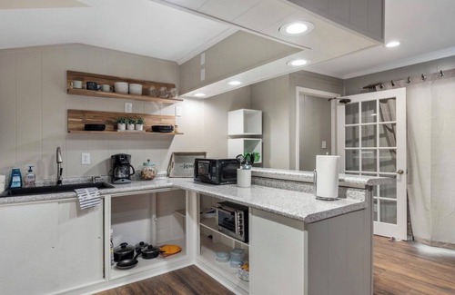 Berclair Apartment | Charming 2-bedroom apartment with Fast WiFi, AC and a Soaking Tub in Memphis, TN