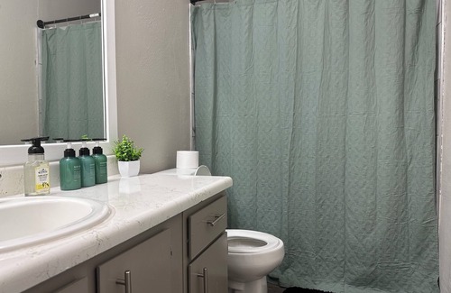 Sherman Apartment | Charming 2-bedroom apartment in brilliant Sherman with WiFi, AC