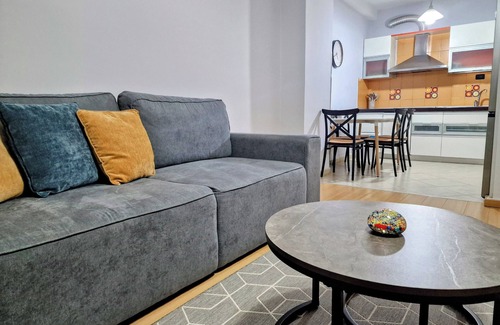 Tirana Apartment | Charming 2-bedroom apartment with WiFi, AC in fabulous Tiranë