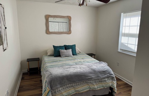 West City Apartment | Charming 2-bedroom apartment with AC, WiFi in tranquil Benton