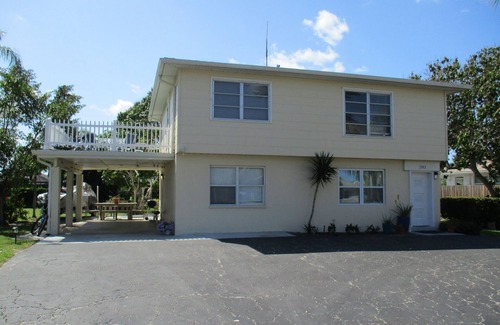 Vanderbilt Beach Apartment | Charming 2-bedroom apartment in delightful Naples with AC, WiFi