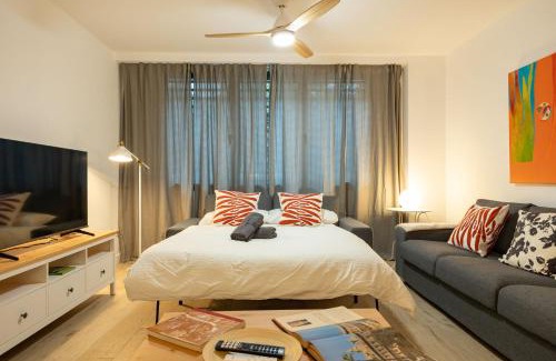 Los Remedios Apartment | Charming 2 Bedroom Apartment with FREE PARKING close to Torre del Oro by Ocityzen