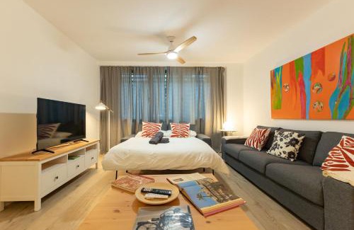 Los Remedios Apartment | Charming 2 Bedroom Apartment with FREE PARKING close to Torre del Oro by Ocityzen