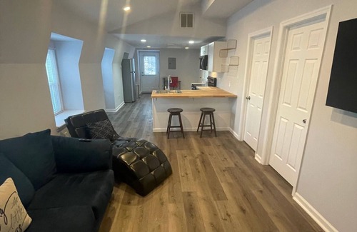 Aston Apartment | Charming 2-bedroom apartment with WiFi, AC in welcoming Media
