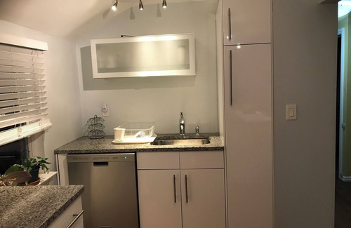 Hackensack Apartment | Charming 2-bedroom apartment with WiFi, AC in delightful Lodi