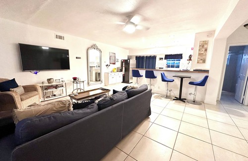 Boca Raton House | Charming 2-bedroom bungalow 1.5 mi to beach, Huge Parking Lot, AC, Heater, WiFi