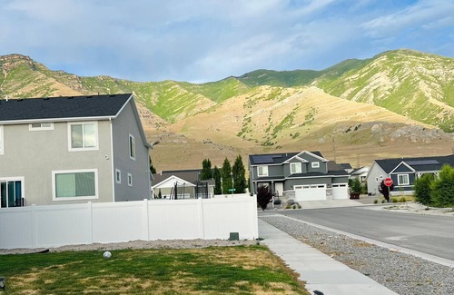Lake Point Apartment | Charming 2-bedroom basement apartment with Wi-Fi, AC in welcoming Lake Point