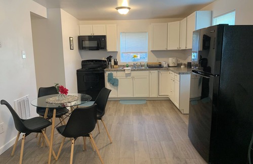 Petersburg House | Charming 2-bedroom Boho Chic house with AC and WiFi in Petersburg