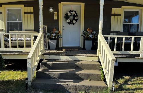 Petersburg House | Charming 2-bedroom Boho Chic house with AC and WiFi in Petersburg