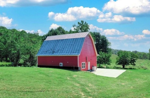 Etlan House | Charming 2-bedroom barn with WiFi, AC in brilliant Etlan, minutes from Old Rag.