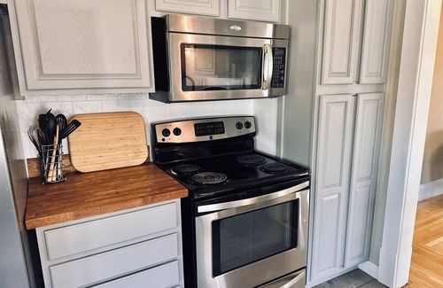 Sandusky House | Charming 2-bedroom Boho Cottage in Sandusky, less than 5 min. from Cedar Point!