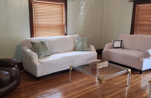 Fourmile House | Charming 2-bedroom bungalow with AC, WiFi in pleasant Pineville