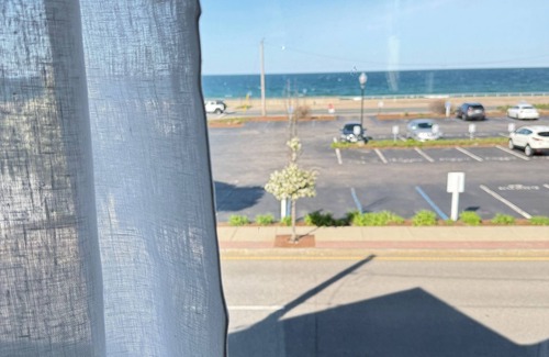 Hull House | Charming 2-bedroom building in delightful Hull with ocean view