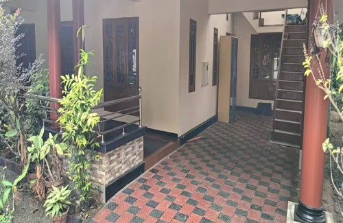 Mavelikara House | Charming 2-bedroom bungalow in Ennakkad with WiFi and AC