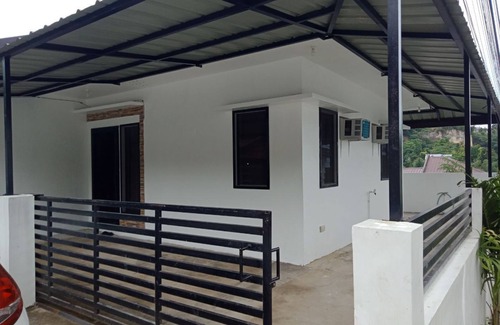 Mandaue House | Charming 2-bedroom bungalow in Marvelous Mandaue with WiFi, AC