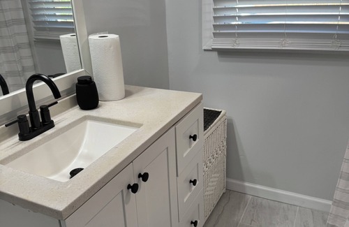 Church Street House | Charming 2-bedroom bungalow in amazing Atlanta with AC with W/D