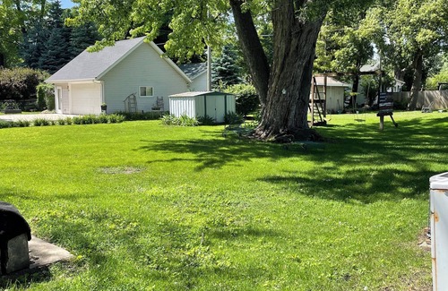 Browns Lake Cottage | Charming 2-bedroom cottage with parking in Burlington. Access to private beach!