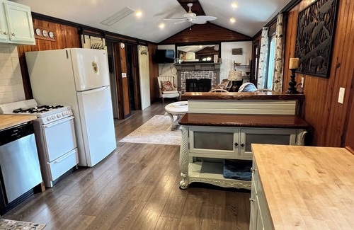 Monticello Cottage | Charming 2-bedroom cottage in peaceful Monticello with AC, WiFi