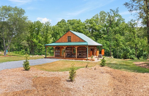 Craig Creek Cabin | Charming 2-bedroom cabin on Craigs Creek with WiFi just outside New Castle