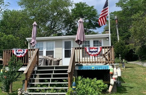 Portsmouth Cottage | Charming 2-bedroom cottage in enchanting Prudence Island with WiFi
