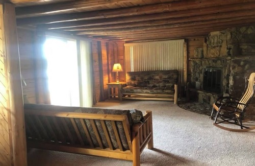 Gladstone Cabin | Charming 2-bedroom cabin with WiFi and AC in Gladstone