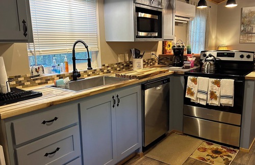 Chatawa Cabin | Charming 2-bedroom cabin with AC, WiFi in lovely Magnolia, Mississippi.