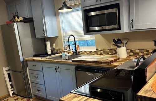 Chatawa Cabin | Charming 2-bedroom cabin with AC, WiFi in lovely Magnolia, Mississippi.