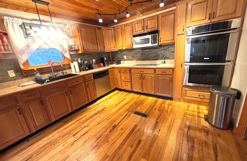True Cabin | Charming 2-bedroom cabin with WiFi, AC in peaceful Pipestem
